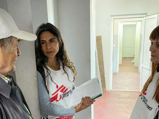 MSF mobile clinic staff speak with a person in a shelter for displaced people in Dnipropetrovsk oblast, Ukraine.