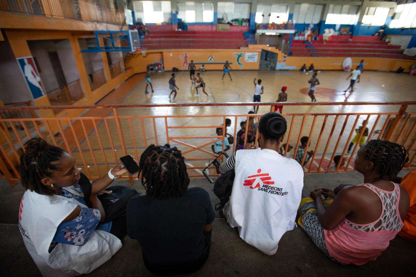 Since August 13, 2023, a makeshift camp has formed in the Vincent Gymnasium, sheltering 1,125 people, most of whom are families displaced from Carrefour Feuilles.